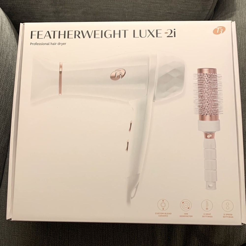 T3 Featherweight 2 Hair Dryer and Brush. NWB.